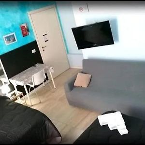 Camera tripla economy